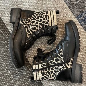 Life Strides Women's Knockout Combat Boot | Animal Print | size 8